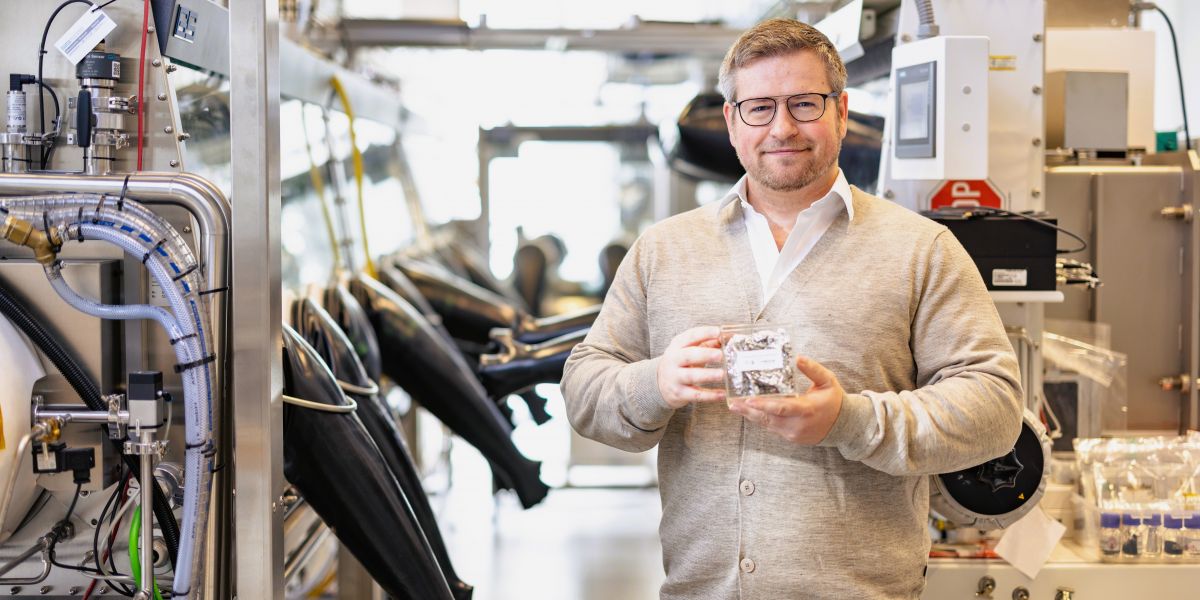 CellCircle CEO in the battery lab (picture: © Christoph Weiß).